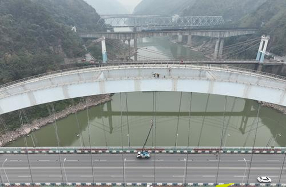 北（běi）碚（bèi）區新朝陽橋，工人正在安裝橋梁檢測傳感器（qì）。北碚新聞網（wǎng）記者 萬難 攝
