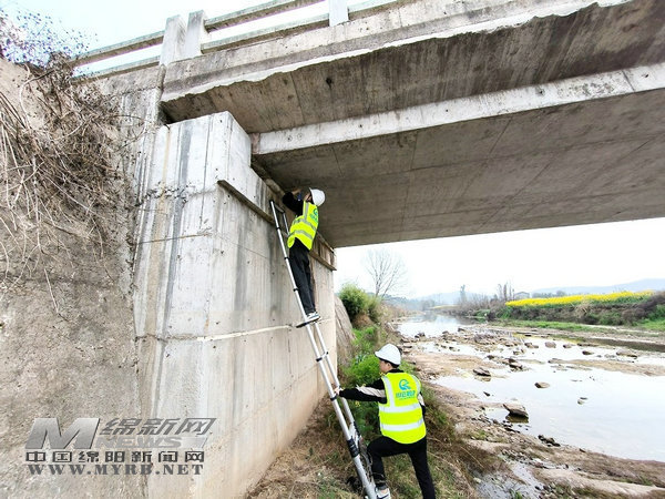 江油市（shì）公路管理所對境內的（de）396座（zuò）橋梁（liáng）、8座隧道開始全（quán）麵檢測