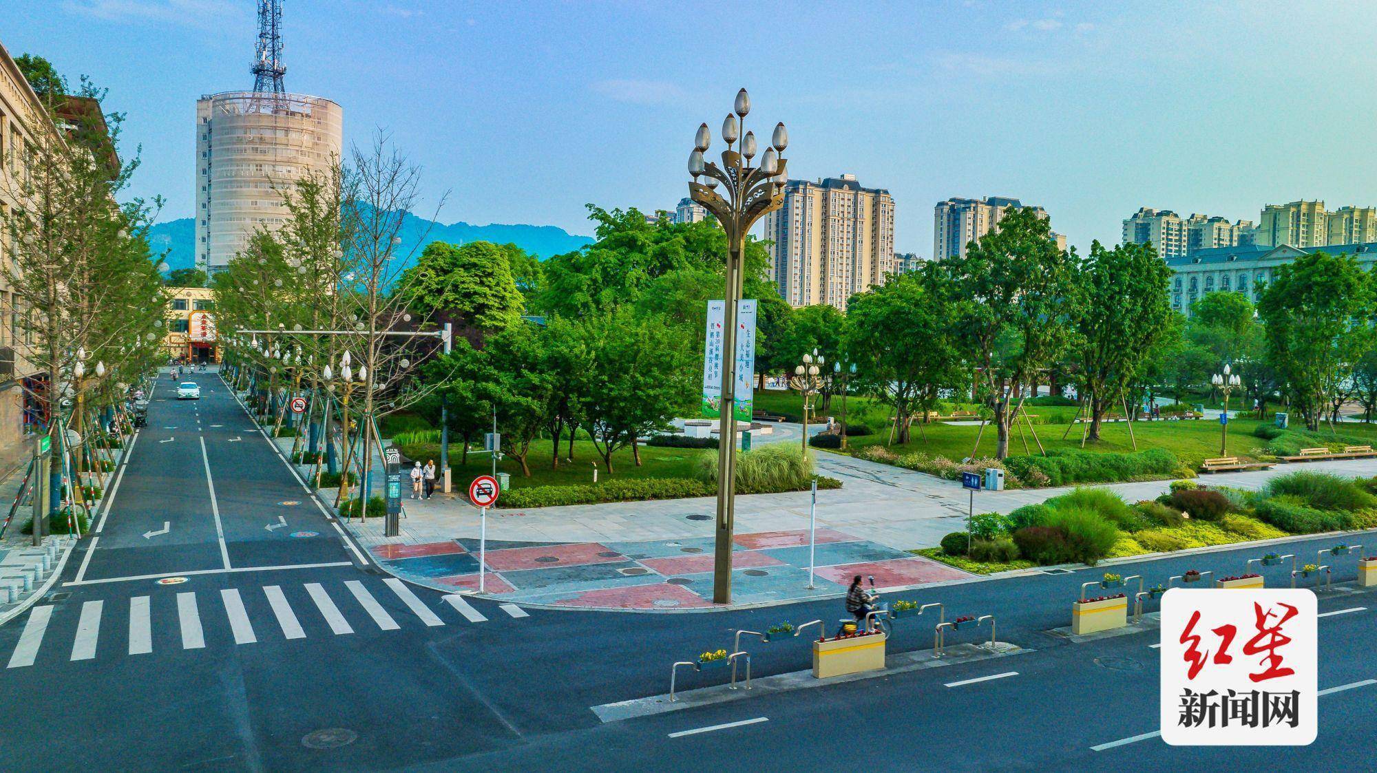 蒲江縣（xiàn）對（duì）城區內14座城市橋梁、15條城市（shì）道路等進行了全麵“體檢”。