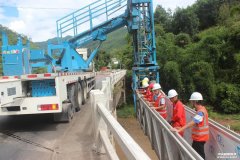 雲南普洱公路局應用橋梁檢測車對鐵廠河橋進行安全隱患排查和（hé）檢（jiǎn）測