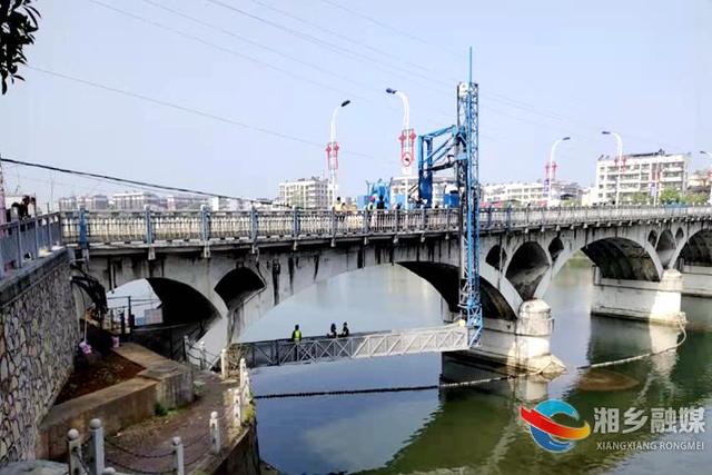 湖南湘（xiāng）鄉市委托專業檢測機構對東山大橋進行特殊檢查（chá）